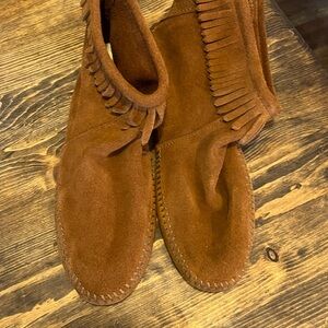 Minnetonka Women's Chestnut Brown Suede Fringe Moccasins
